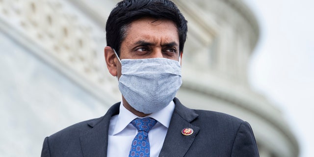 ESTADOS UNIDOS - 4 DE DICIEMBRE: El representante Ro Khanna, demócrata de California, en los escalones de la Cámara del Capitolio durante las votaciones del viernes 4 de diciembre de 2020.