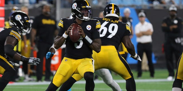 Pittsburgh Steelers quarterback Dwayne Haskins prepares to pass against the Panthers on Aug. 27, 2021, at Bank of America Stadium in Charlotte, 北卡罗来纳.