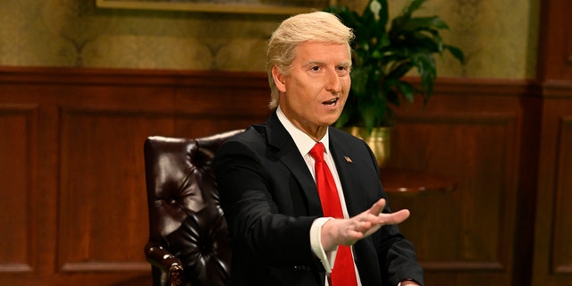 "周六夜现场" cast member James Austin Johnson portrays former President Trump on Nov. 6, 2021.