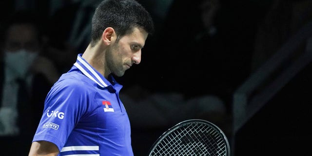 Novak Djokovic de Serbia en acción durante la Final de la Copa Davis 2021, Semifinal 1, partido de tenis jugado entre Croacia y Serbia en el Pabellón Arena de Madrid el 3 de diciembre de 2021, en Madrid, España.  