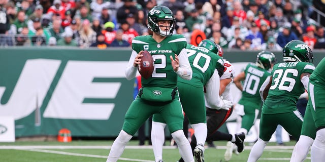 New York Jets quarterback Zach Wilson (2) drops back to pass during the fourth quarter of a game between the New York Jets and the Tampa Bay Buccaneers on Jan. 2, 2022 at MetLife Stadium in East Rutherford, New Jersey. 