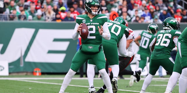New York Jets quarterback Zach Wilson (2) drops back to pass during the fourth quarter of a game between the New York Jets and the Tampa Bay Buccaneers on Jan. 2, 2022 在东卢瑟福的大都会人寿体育场, 新泽西州.