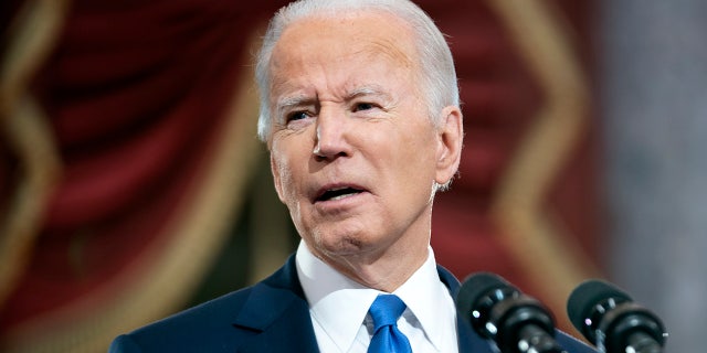 WASHINGTON, DC - GENNAIO 06: US President Joe Biden gives remarks in Statuary Hall of the U.S Capitol on January 6, 2022 a Washington, DDC One year ago, supporters of then President Donald Trump attacked the U.S. Capitol Building in an attempt to disrupt a congressional vote to confirm the electoral college win for Joe Biden.