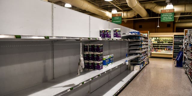 Shelves are seen empty at a supermarket in Miami, 佛罗里达, 一月. 13.