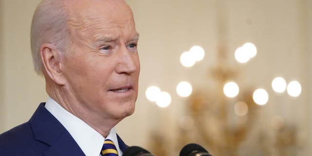 US President Joe Biden answers questions during a news conference in the East Room of the White House, en enero 19, 2022, en Washington, corriente continua. - President Joe Biden holds a rare press conference Wednesday to kick off his second year in office, hoping to reset the agenda ahead of what could be brutal election reversals for Democrats. (Photo by MANDEL NGAN / AFP) (Photo by MANDEL NGAN/AFP via Getty Images)