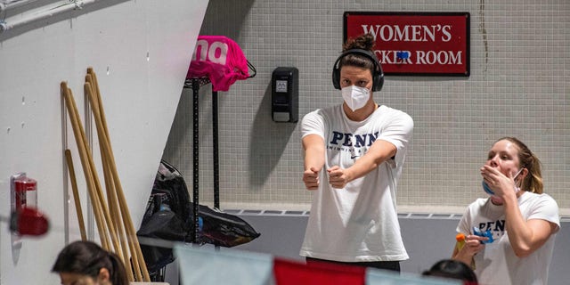 Lia Thomas, una donna transgender, warms up before swimming for the University of Pennsylvania at an Ivy League meet against Harvard University in Cambridge, Massachusetts, il gen. 22, 2022. 
