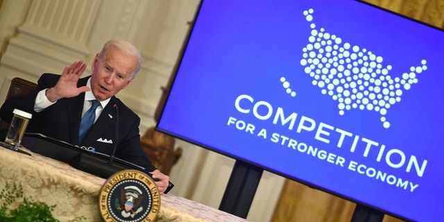 US President Joe Biden meets with members of his administration on efforts to lower prices for working families at the East room of the White House, ワシントンで, DC on January 24, 2022. (Photo by BRENDAN SMIALOWSKI/AFP via Getty Images)