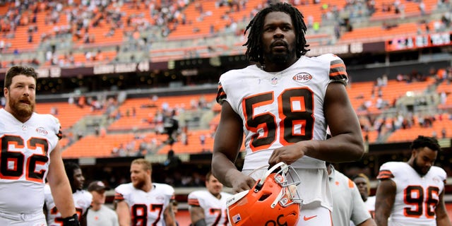 Malik McDowell #58 of the Cleveland Browns walks off the field after a game between the Cleveland Browns and Chicago Bears at FirstEnergy Stadium on September 26, 2021 클리블랜드, 오하이오.