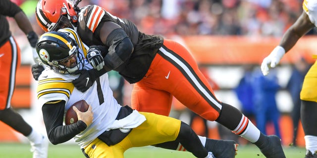 Malik McDowell #58 of the Cleveland Browns sacks Ben Roethlisberger #7 of the Pittsburgh Steelers during the first half at FirstEnergy Stadium on October 31, 2021 클리블랜드, 오하이오.