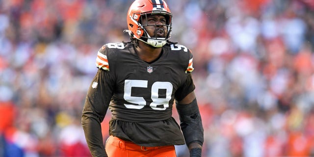 Malik McDowell #58 of the Cleveland Browns celebrates sacking Ben Roethlisberger #7 of the Pittsburgh Steelers during the first half at FirstEnergy Stadium on October 31, 2021 클리블랜드, 오하이오.
