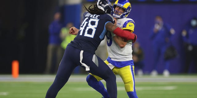 Matthew Stafford #9 of the Los Angeles Rams reacts as he is pressured by Bud Dupree #48 of the Tennessee Titans during the fourth quarter at SoFi Stadium on Nov. 7, 2021 (英格尔伍德), 加利福尼亚州.
