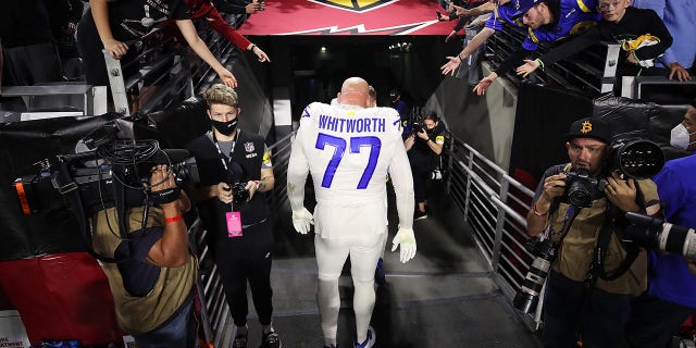 Andrew Whitworth #77 of the Los Angeles Rams walks off the field after a win against the Arizona Cardinals at State Farm Stadium on Dec. 13, 2021 in Glendale, 애리조나.