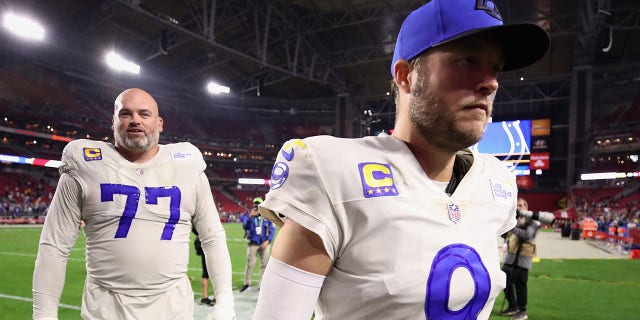 Quarterback Matthew Stafford #9 and Andrew Whitworth #77 of the Los Angeles Rams walk off the field following the NFL game against the Arizona Cardinals at State Farm Stadium on Dec. 13, 2021 in Glendale, 애리조나. The Rams defeated the Cardinals 30-23.