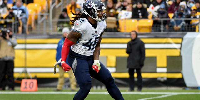 Bud Dupree #48 of the Tennessee Titans reacts after a defensive stop against the Pittsburgh Steelers in the fourth quarter of the game at Heinz Field on Dec. 19, 2021 in Pittsburgh, 宾夕法尼亚州.