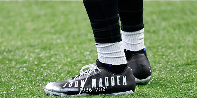 The cleats of DeSean Jackson #1 of the Las Vegas Raiders honoring John Madden before the game against the Indianapolis Colts at Lucas Oil Stadium on Jan. 2, 2022 인디애나 폴리스, 인디애나.