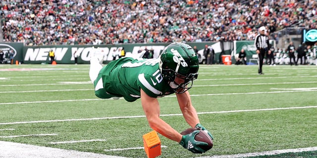 Braxton Berrios #10 of the New York Jets leaps into the end zone for a touchdown in the second quarter of the game against the Tampa Bay Buccaneers at MetLife Stadium on Jan. 2, 2022 이스트 러더퍼드에서, 뉴저지. 