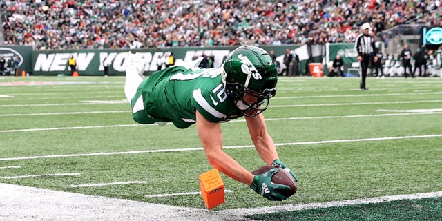 Braxton Berrios #10 of the New York Jets leaps into the end zone for a touchdown in the second quarter of the game against the Tampa Bay Buccaneers at MetLife Stadium on Jan. 2, 2022 位于东卢瑟福, 新泽西州.