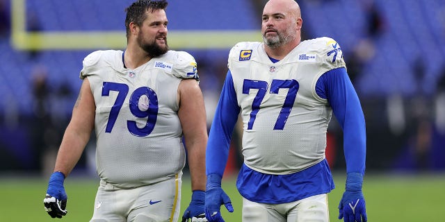 BALTIMORE, MARYLAND - GENNAIO 02: Offensive tackles Rob Havenstein #79 and Andrew Whitworth #77 of the Los Angeles Rams walk off the field following the Rams win over the Baltimore Ravens at M&T Bank Stadium on January 02, 2022 a Baltimora, Maryland.