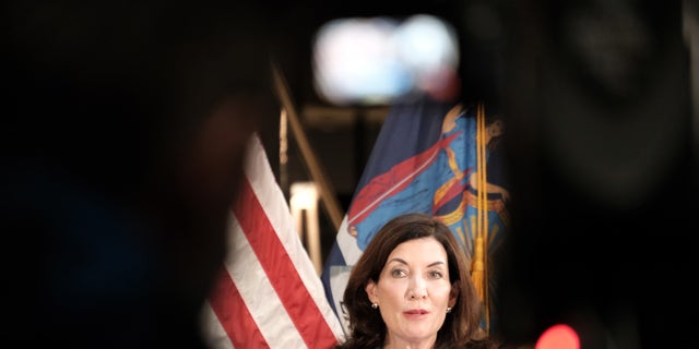 NEW YORK, 뉴욕 - 일월 06: New York Governor Kathy Hochul is joined by Mayor Eric Adams at a news conference at a Manhattan subway station  (Photo by Spencer Platt/Getty Images)