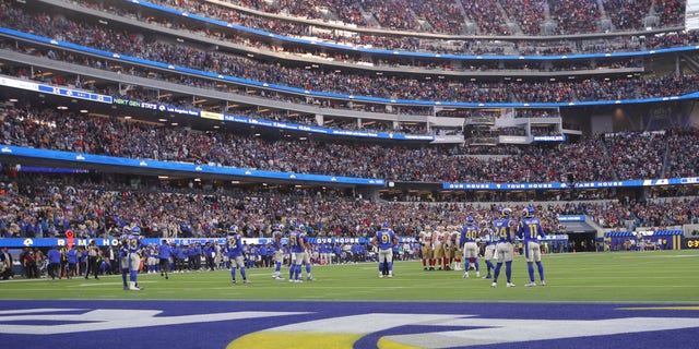 The San Francisco 49ers offense huddles during the game against the Los Angeles Rams on Jan. 9, 2022, 잉글 우드, 캘리포니아.