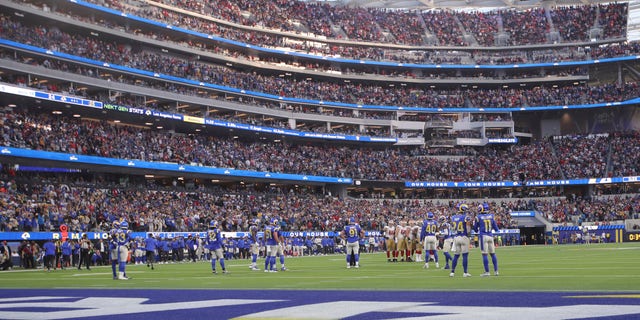 The San Francisco 49ers offense huddles during the game against the Los Angeles Rams on Jan. 9, 2022, visita el banquillo antes de un partido contra los Denver Broncos en Empower Field en Mile High Nov, California.