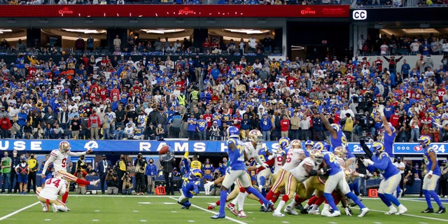 Robbie Gould of the San Francisco 49ers kicks a 24-yard field goal, in overtime, against the Los Angeles Rams at SoFi Stadium on Jan. 9, 2022, visita el banquillo antes de un partido contra los Denver Broncos en Empower Field en Mile High Nov, California. The 49ers defeated the Rams 27-24.