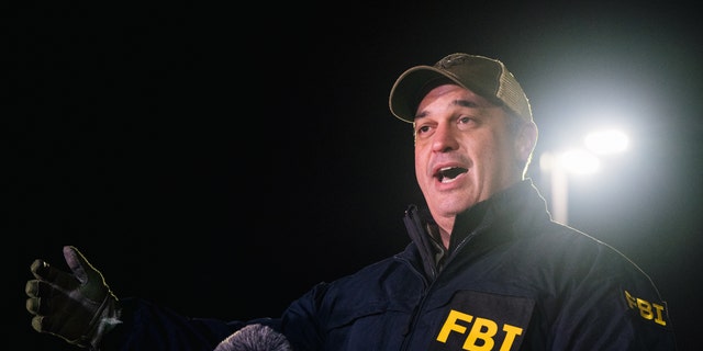 FBI Special Agent In Charge Matthew DeSarno speaks at a news conference near the Congregation Beth Israel synagogue on January 15, 2022 in Colleyville, 德州. 