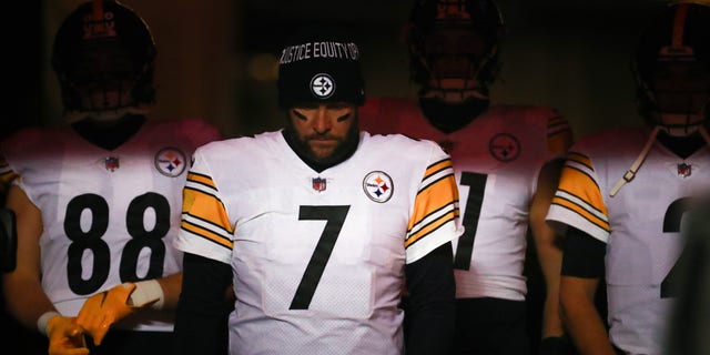 Ben Roethlisberger leads the Pittsburgh Steelers onto the field for the wild card game against the Kansas City Chiefs on Jan. 16, 2022, Joe Burrow de los Cincinnati Bengals sale del campo después de una victoria sobre los Baltimore Ravens en el Paul Brown Stadium Dec, Misuri.