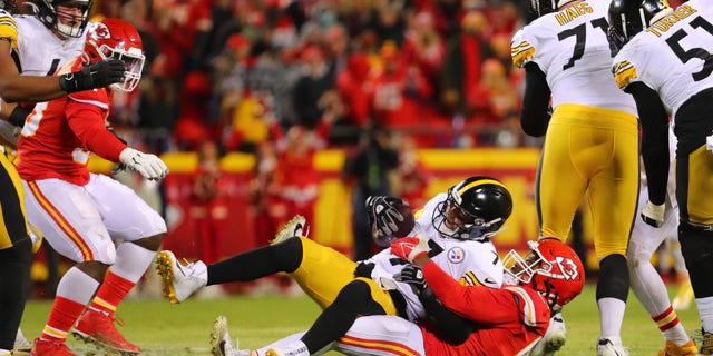 Michael Danna of the Kansas City Chiefs sacks the Pittsburgh Steelers' Ben Roethlisberger during the wild card game on Jan. 16, 2022, Joe Burrow de los Cincinnati Bengals sale del campo después de una victoria sobre los Baltimore Ravens en el Paul Brown Stadium Dec, Misuri.
