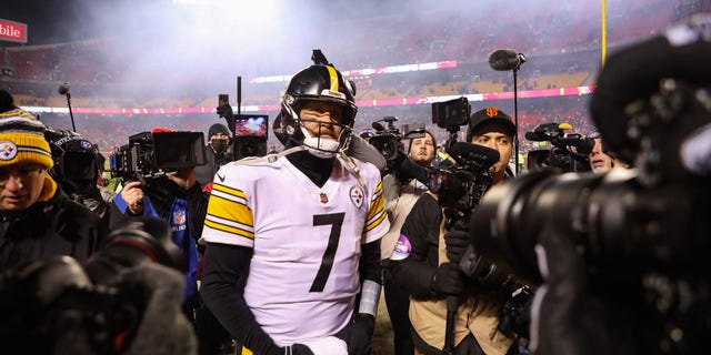 Ben Roethlisberger of the Pittsburgh Steelers walks off the field after being defeated in the NFC wild card playoff game at Arrowhead Stadium on Jan. 16, 2022 在堪萨斯城, 密苏里州.