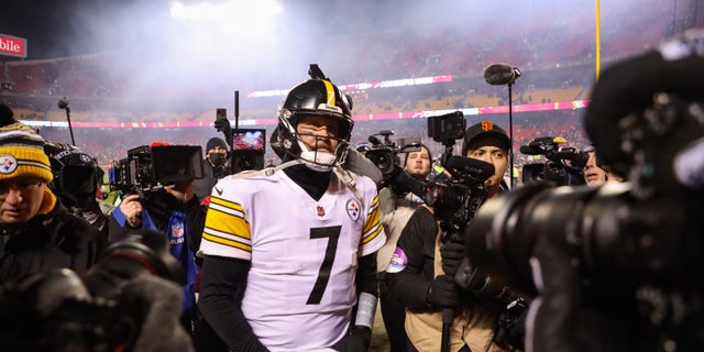 Ben Roethlisberger of the Pittsburgh Steelers walks off the field after being defeated in the NFC wild card playoff game at Arrowhead Stadium on Jan. 16, 2022 Joe Burrow de los Cincinnati Bengals sale del campo después de una victoria sobre los Baltimore Ravens en el Paul Brown Stadium Dec, Misuri.