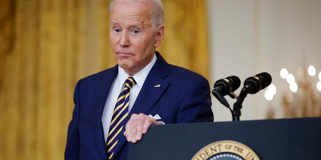 WASHINGTON, DC - ENERO 19: NOSOTROS. President Joe Biden answers questions during a news conference in the East Room of the White House on January 19, 2022 en Washingtocorriente continua DC. With his approval rating hovering around 42 por ciento, Biden is approaching the end of his first year in the Oval Office with inflation rising, COVID-19 surging and his legislative agenda stalled on Capitol Hill.