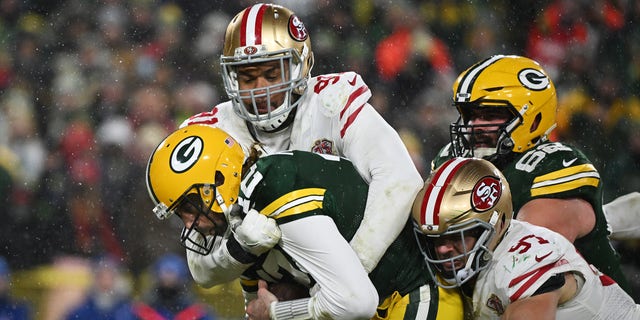 Quarterback Aaron Rodgers #12 of the Green Bay Packers is sacked during the 3rd quarter of the NFC Divisional Playoff game against the San Francisco 49ers at Lambeau Field on January 22, 2022 in Groenbaai, Wisconsin. 