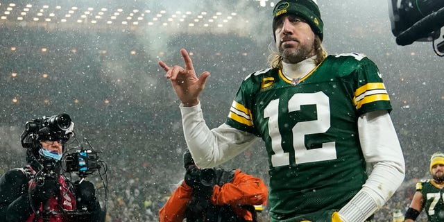 Hậu vệ cánh Aaron Rodgers # 12 của Green Bay Packers ra hiệu khi bước ra sân sau khi thua trận playoff NFC trước San Francisco 49ers tại Lambeau Field vào ngày 22 tháng 1 năm 2022 ở Green Bay, Wisconsin. 