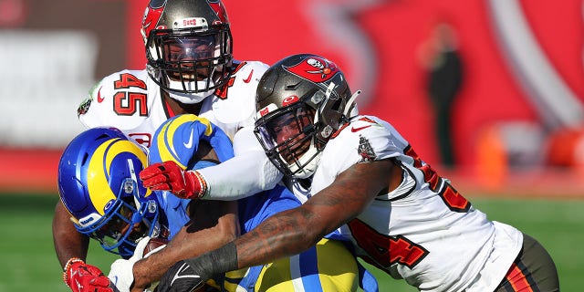 TAMPA, FLORIDA - GENNAIO 23: Devin White #45 and Lavonte David #54 of the Tampa Bay Buccaneers defend as Cam Akers #23 of the Los Angeles Rams runs with the ball in the second quarter of the game in the NFC Divisional Playoff game at Raymond James Stadium on January 23, 2022 a Tampa, Florida.