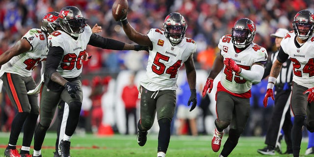 TAMPA, FLORIDA - GENNAIO 23: Lavonte David #54 of the Tampa Bay Buccaneers reacts after getting a fumble recovery in the fourth quarter against the Los Angeles Rams in the NFC Divisional Playoff game at Raymond James Stadium on January 23, 2022 a Tampa, Florida.