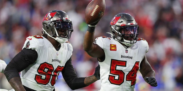 Lavonte David # 54 des Buccaneers de Tampa Bay réagit avec ses coéquipiers après avoir récupéré un échappé au quatrième quart contre les Rams de Los Angeles lors du match NFC Divisional Playoff au Raymond James Stadium le 23 janvier 2022 à Tampa, en Floride.