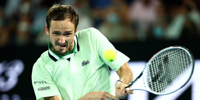 Daniil Medvedev de Rusia juega un revés en la final individual masculina contra Rafael Nadal de España durante el día 14 del Abierto de Australia 2022 en Melbourne Park el 30 de enero de 2022 en Melbourne, Australia. 