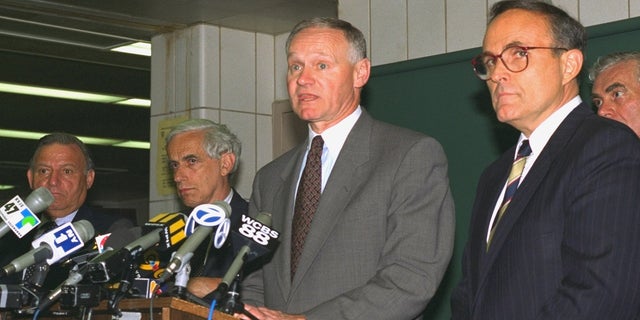 Press conference at 20th pct. with Mayor Rudy Giuliani, Police commissioner Howard Safir and Parks commissioner Henry Stern, 유월 05, 1996.