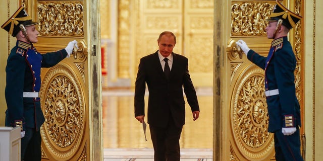 Ruský prezident Vladimir Putin vstupuje do sálu před zasedáním organizačního výboru Vítězství Kremlu v Moskvě dne 17. března 2015. Jednání se zaměřuje na přípravy oslav 70. výročí vítězství ve druhé světové válce. 