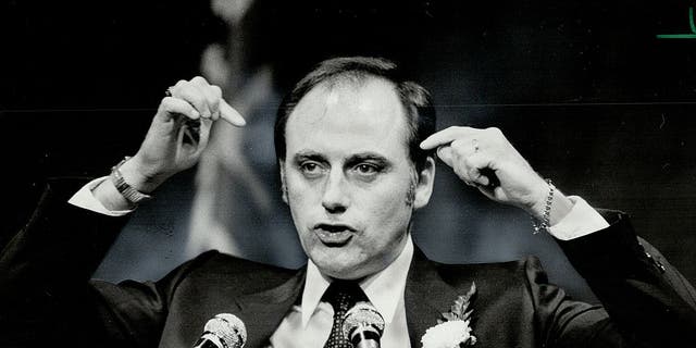 Newfoundland Premier Brian Peckford gestures during a speech in Toronto, オンタリオ, 6月に 2, 1982. (Photo by Frank Lennon/Toronto Star via Getty Images)