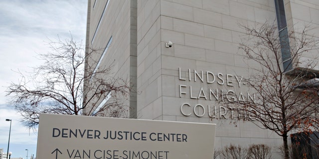 丹佛, CO - 游行 09: A sign for the Denver Justice Center in front of the Lindsey-Flanigan Courthouse which serves all of Denver County and is located in downtown Denver, Colorado on March 9, 2016. 