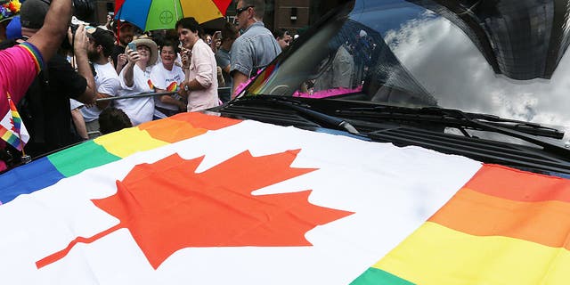 Justin Trudeau miniszterelnök 2016. július 3-án részt vesz a 2016-os Torontói Pride Parádén.      