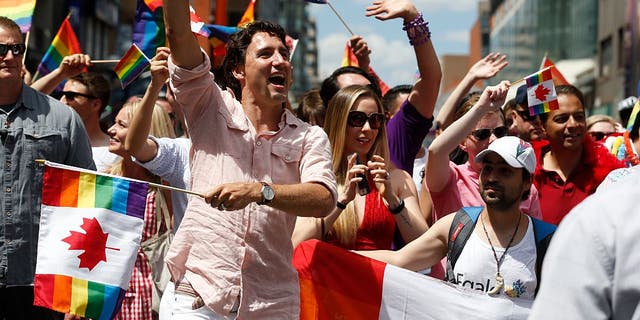 De Canadese premier Justin Trudeau neemt in 2016 deel aan de jaarlijkse Pride Parade in Toronto, Ontario.
