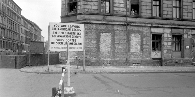 Border to East Berlin in Luckauer Straße in Kreuzberg. The windows in the basement of the house are bricked up. - alrededor 1961