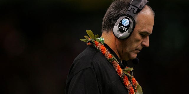 NEW ORLEANS - ENERO 01: Head coach June Jones of the Hawai'i Warriors hangs his head against the Georgia Bulldogs during the Allstate Sugar Bowl at the Louisiana Superdome on January 1, 2008 in New Orleans, Luisiana.