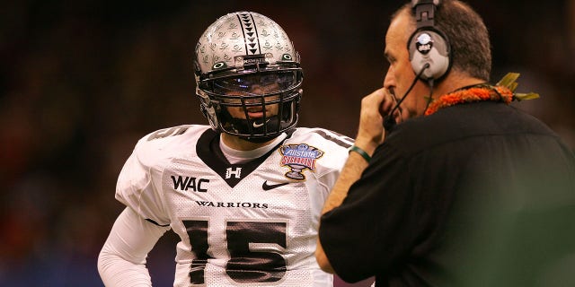NEW ORLEANS - ENERO 01: Quarterback Colt Brennan #15 of the Hawai'i Warriors talks with head coach June Jones against the Georgia Bulldogs during the Allstate Sugar Bowl at the Louisiana Superdome on January 1, 2008 in New Orleans, Luisiana.