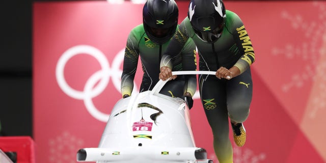 Jazmine Fenlator-Victorian and Carrie Russell of Jamaica slide during the women's bobsled heats at the Winter Olympic Games on Feb. 21, 2018, in Pyeongchang-gun, Corea del Sur.