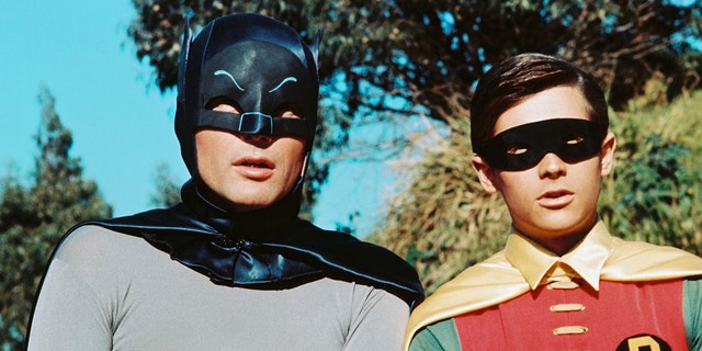 American actors Adam West as Bruce Wayne/Batman and Burt Ward as Dick Grayson/Robin in the TV series "バットマン," およそ 1966. 