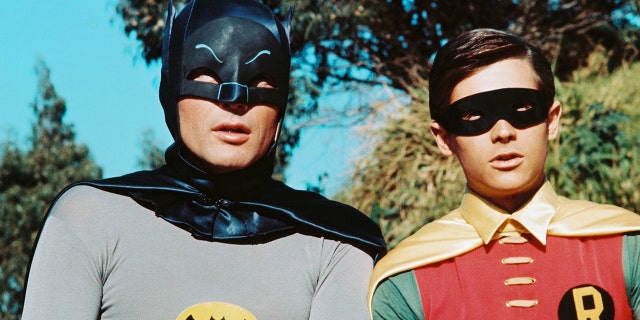 American actors Adam West as Bruce Wayne/Batman and Burt Ward as Dick Grayson/Robin in the TV series "배트맨," ...경 1966.